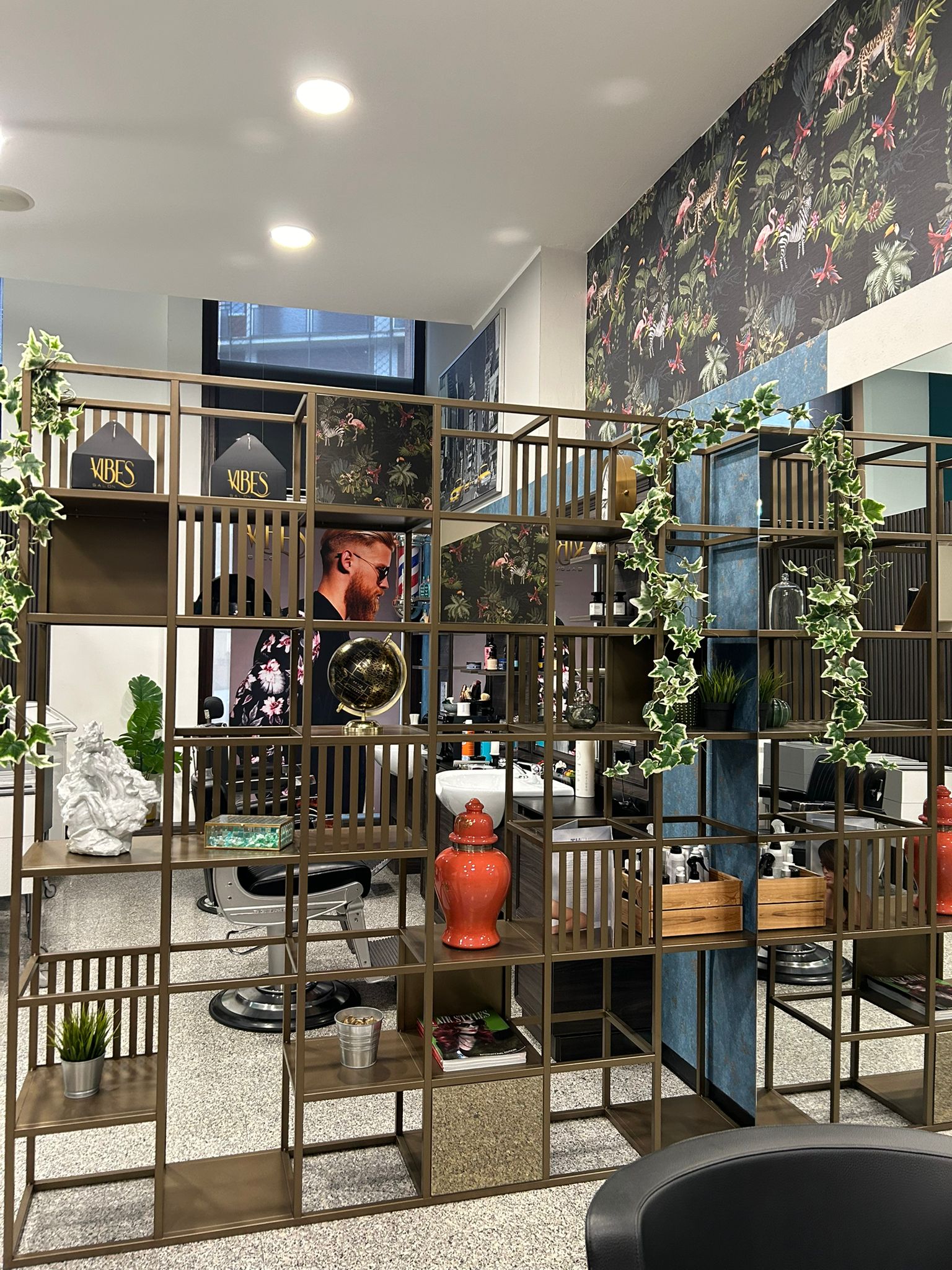 Vibes Salon — scaffalatura e interni