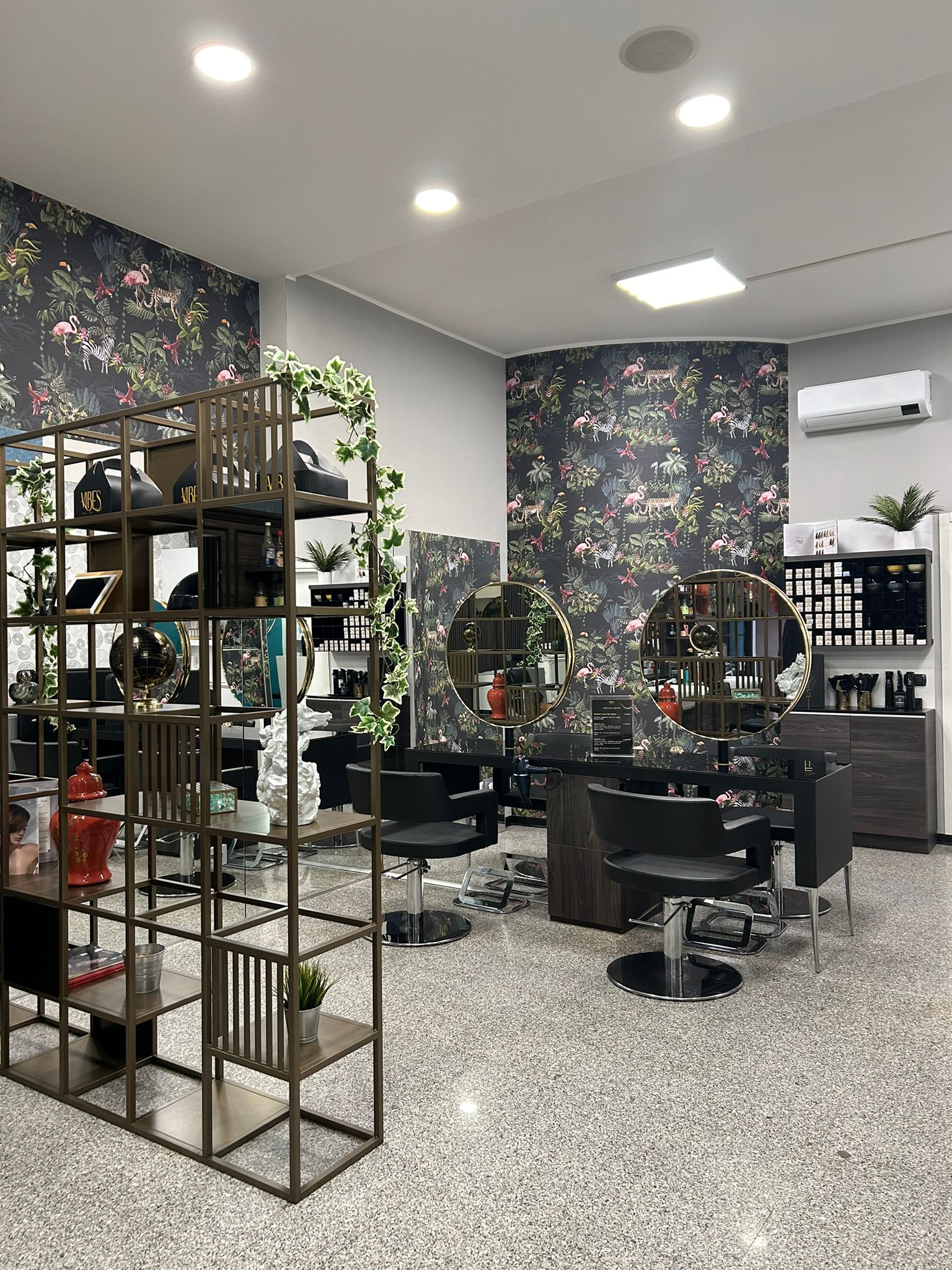 Vibes Salon — panoramica del salone